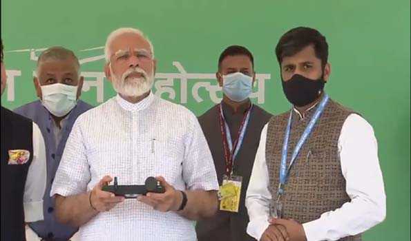 मोदी ने ड्रोन महोत्सव में उडाया ड्रोन